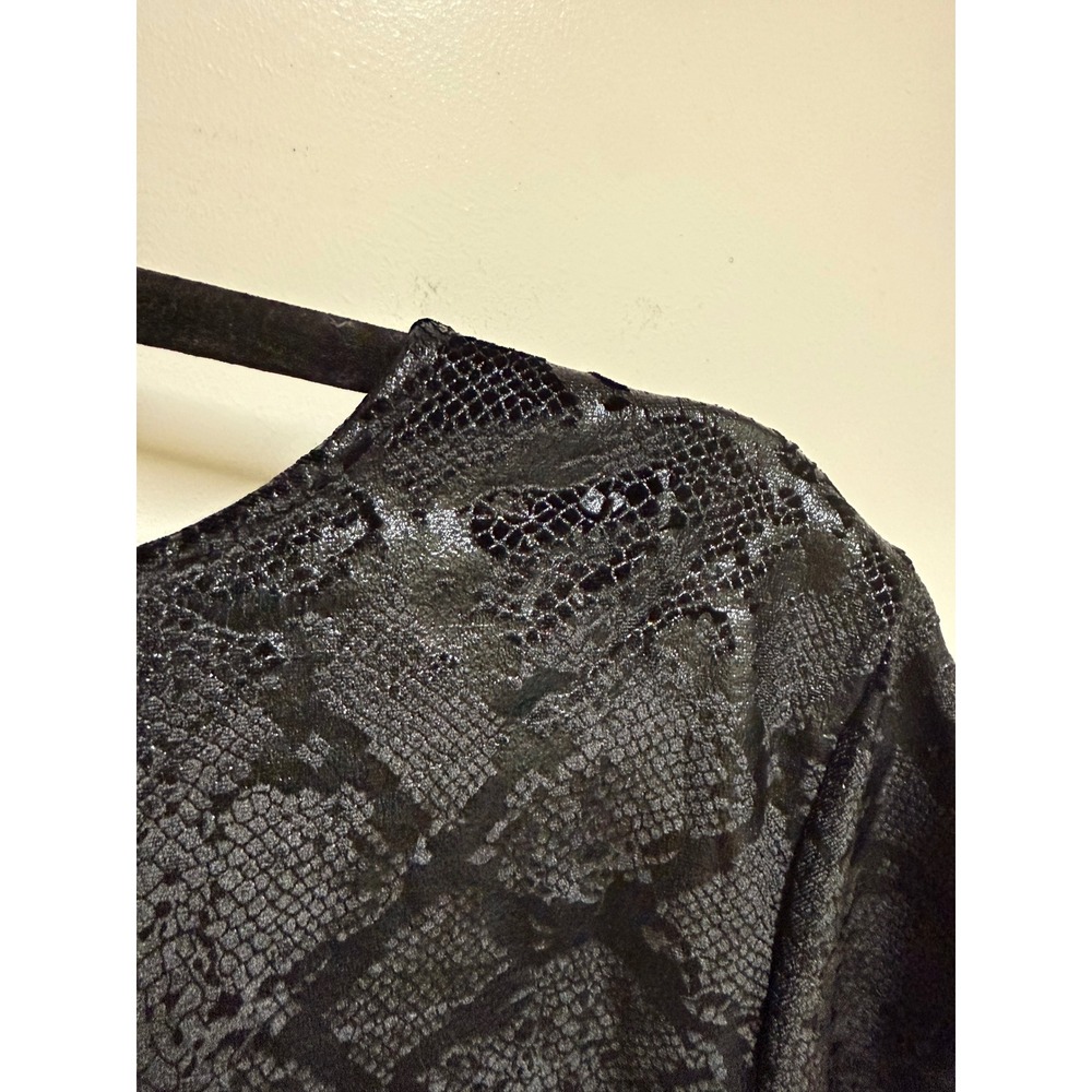 Torrid Black Snakeskin Embossed Velvet Tee Plus Size 1 1X 14/16 Short Sleeve Top - Picture 10 of 14